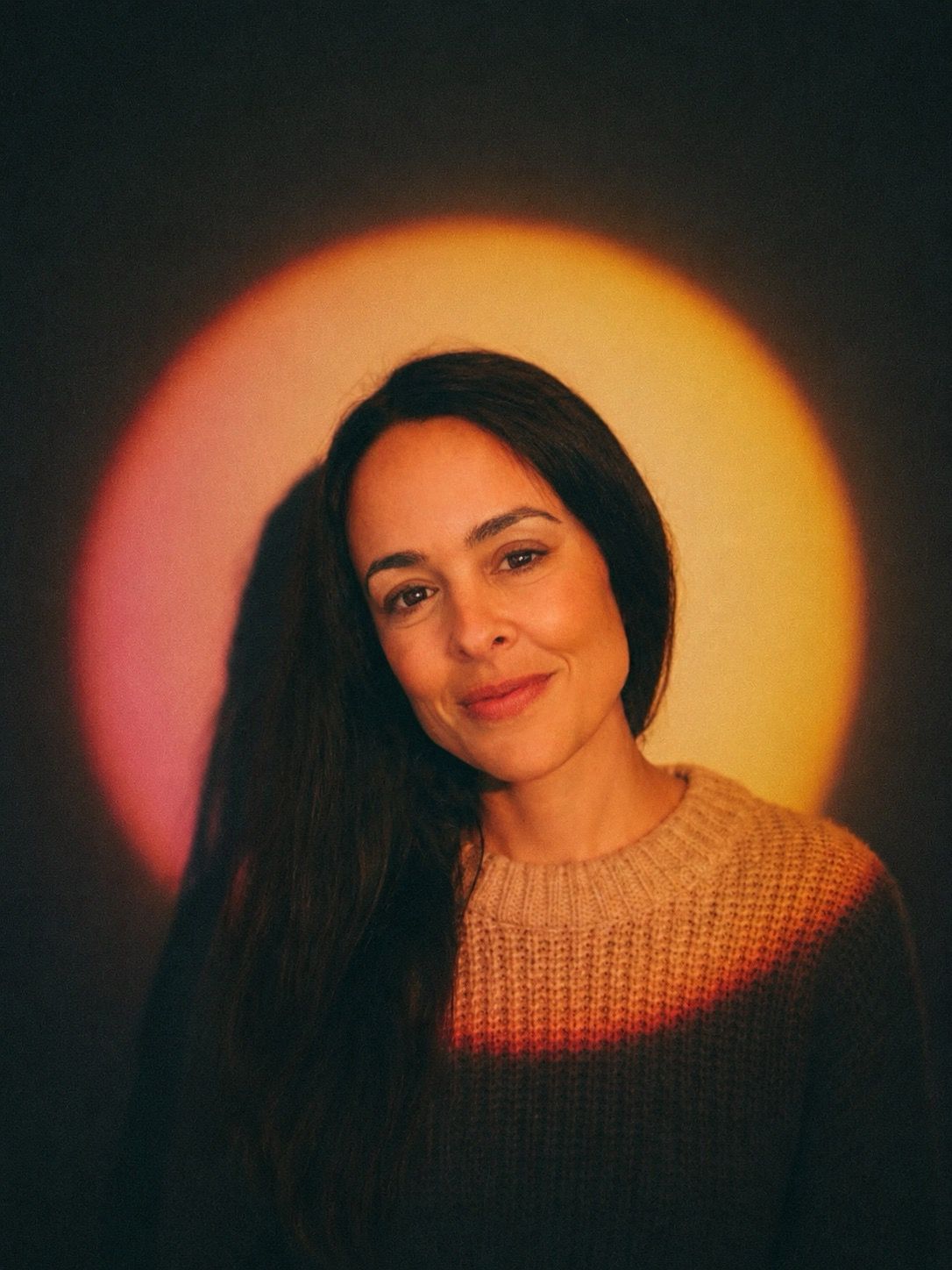 Retrato de Maria Ibars con un halo de luz naranja